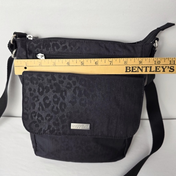 Baggallini Pocket Town Bagg Nylon Crossbody Shoulder Bag Black Cheetah Print - Picture 9 of 10